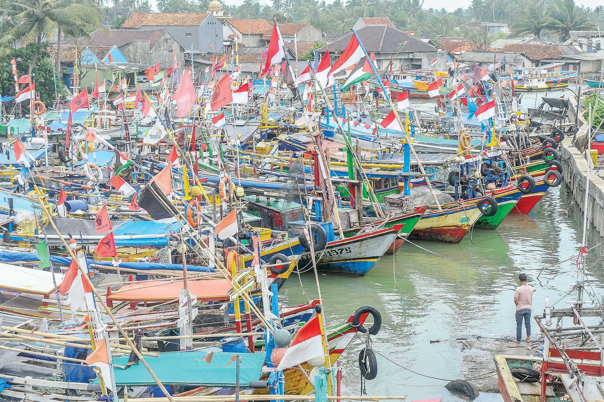 NELAYAN TERPAKSA TIDAK MELAUT DAMPAK CUACA BURUK