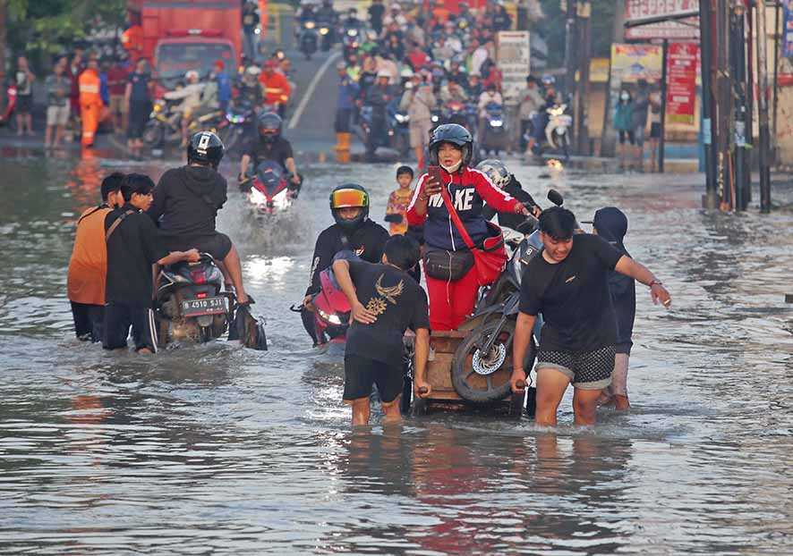 Ojek Gerobak Melintasi Banjir