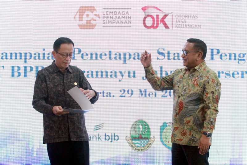 OJK Serahkan Penetapan Status Pengawasan PT BPR Indramayu Jabar Kepada LPS