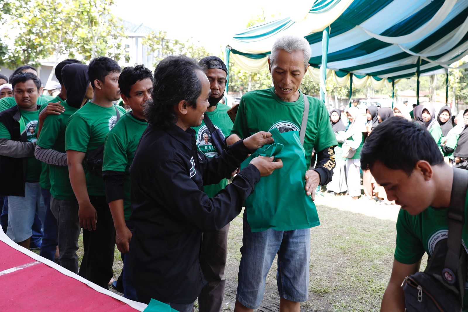 Ojol Ganjar Berbagi Kebaikan dengan Sembelih Belasan Hewan Kurban di Banten