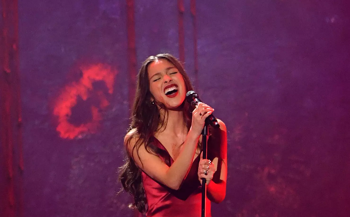 Olivia Rodrigo Dinobatkan Sebagai "Songwriter of the Year" Tahun 2024