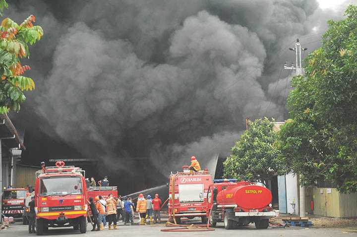Pabrik Plastik Terbakar