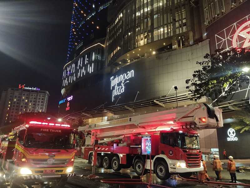Padamkan Api di Tunjungan Plaza Surabaya
