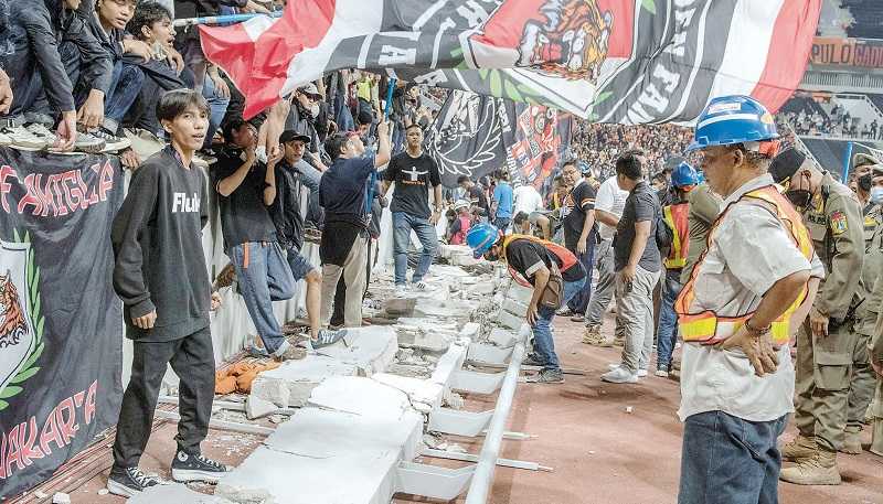 PAGAR PEMBATAS PENONTON JAKARTA INTERNATIONAL STADIUM ROBOH