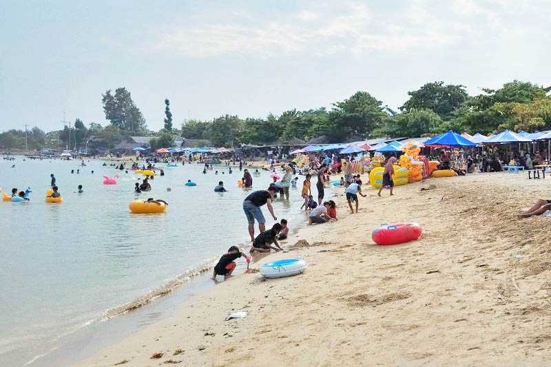 Pantai Bandengan Jepara Ramai Dikunjungi Wisatawan
