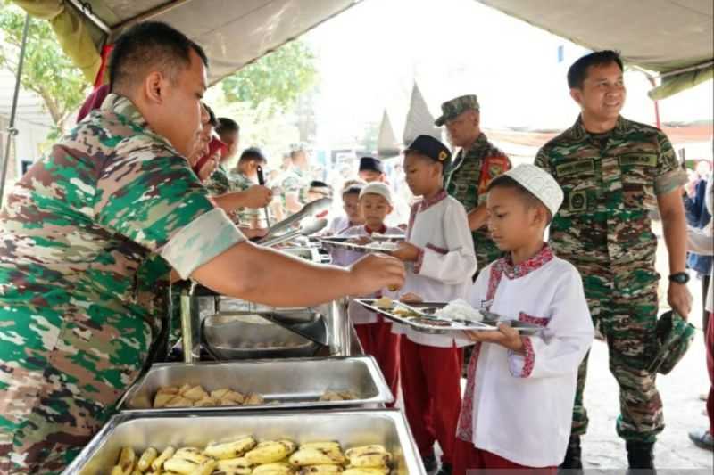 Para Tentara Ini Kembali Gelar Program Dapur Masuk Sekolah