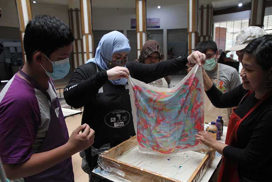 Pelatihan Teknik Melukis Marmer di Kain