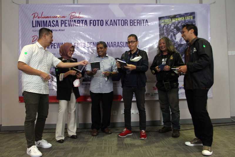 Peluncuran Buku "Linimasa Pewarta Foto Kantor Berita"