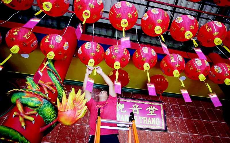 PEMASANGAN LAMPION LEBIH AWAL