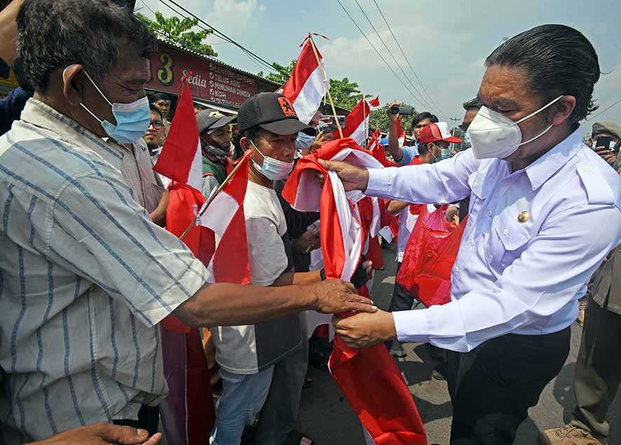 Pembagian Bendera Merah Putih