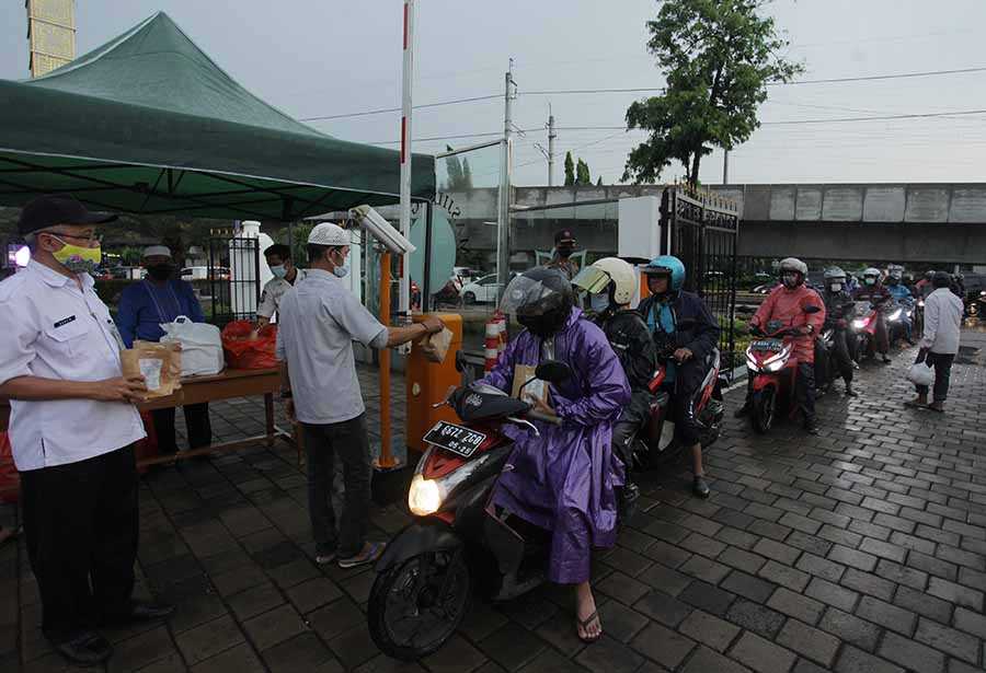 Pembagian Takjil