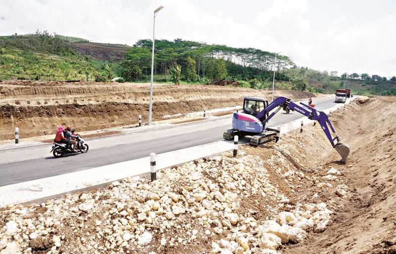 PEMBANGUNAN JALAN PESISIR SELATAN TULUNGAGUNG