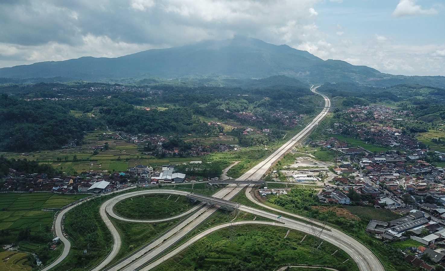 PEMBANGUNAN JALAN TOL CISUMDAWU