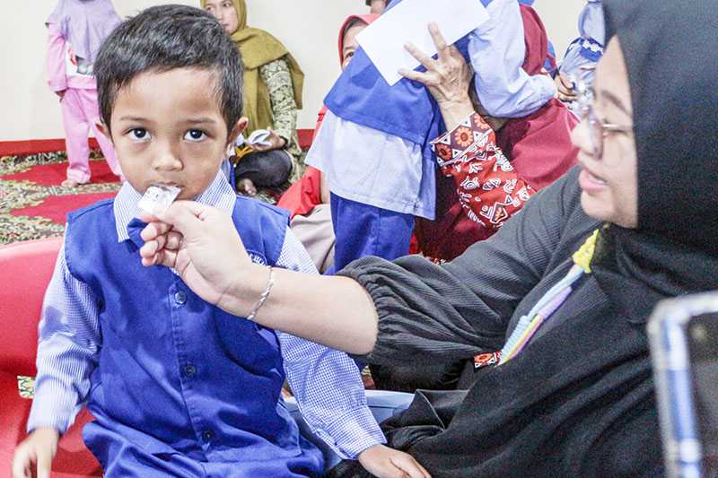 Pemberian Obat Cacing ke Siswa