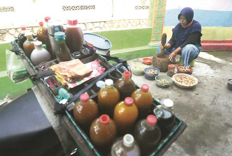 PEMBUAT JAMU TRADISIONAL
