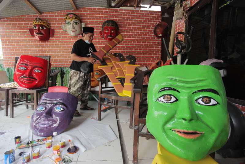Pembuatan Ondel-ondel Betawi