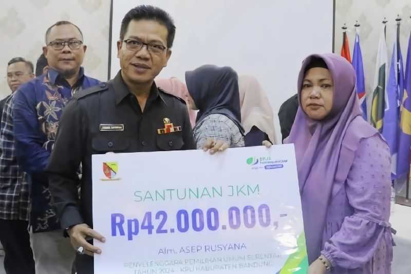 Pemkab Bandung Serahkan Santunan Rp42 Juta kepada 19 Petugas Pemilu Meninggal