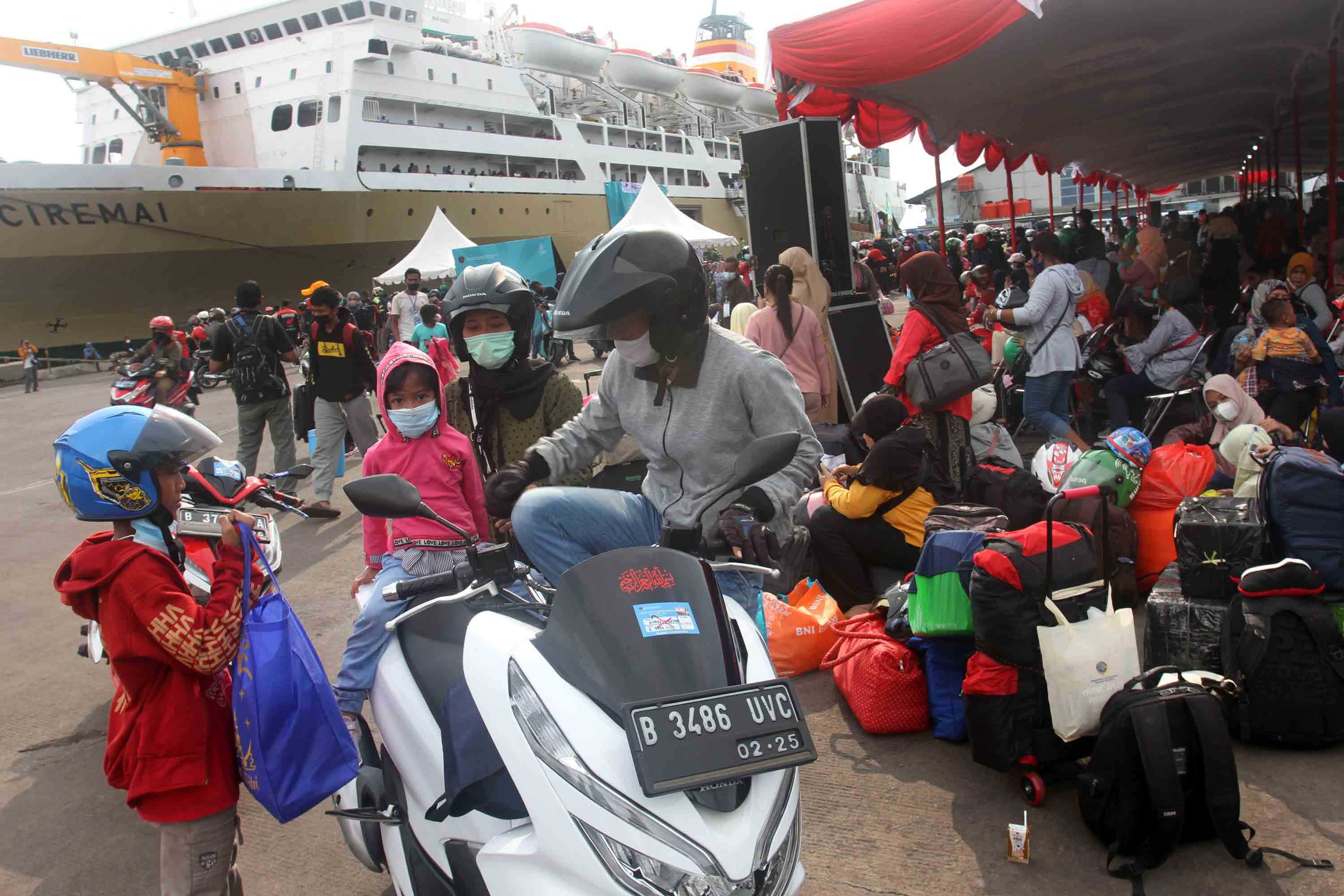 Pemudik motor menggunakan KM Ciremai