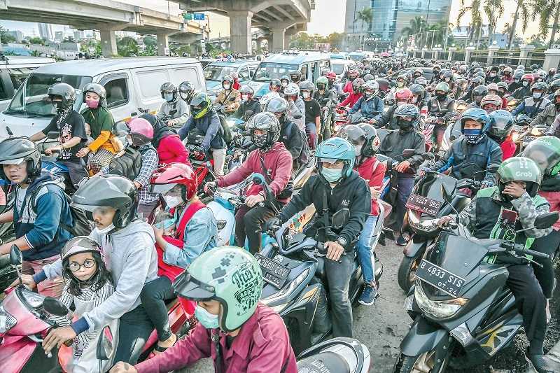 PEMUDIK MOTOR TERJEBAK MACET DI KALIMALANG