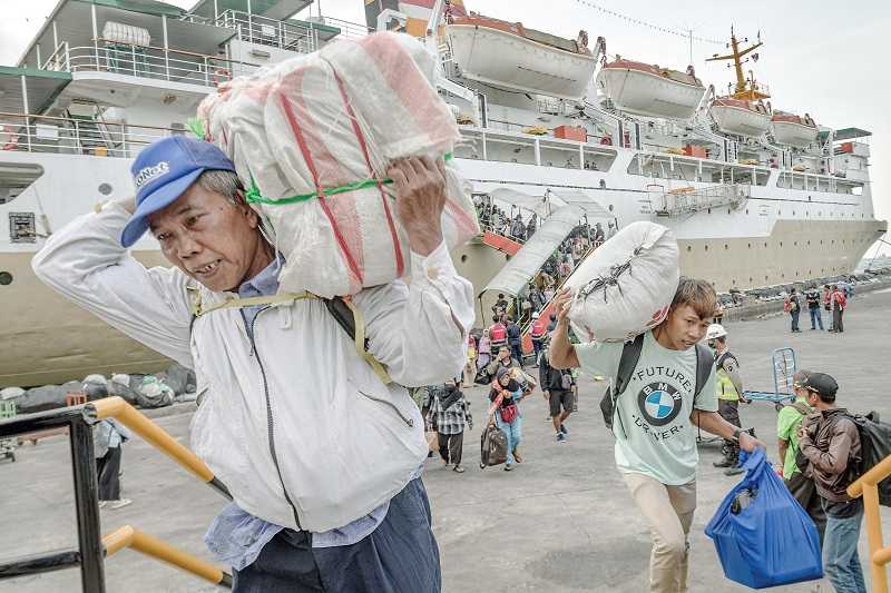 PEMUDIK TIBA DI PELABUHAN TANJUNG EMAS SEMARANG