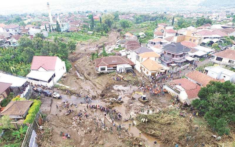PENCARIAN KORBAN BANJIR BANDANG
