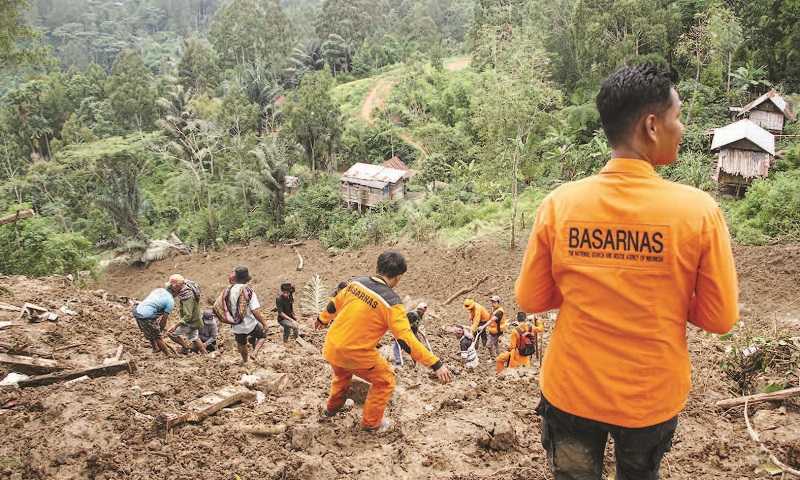 PENCARIAN KORBAN TANAH LONGSOR DI TANA TORAJA
