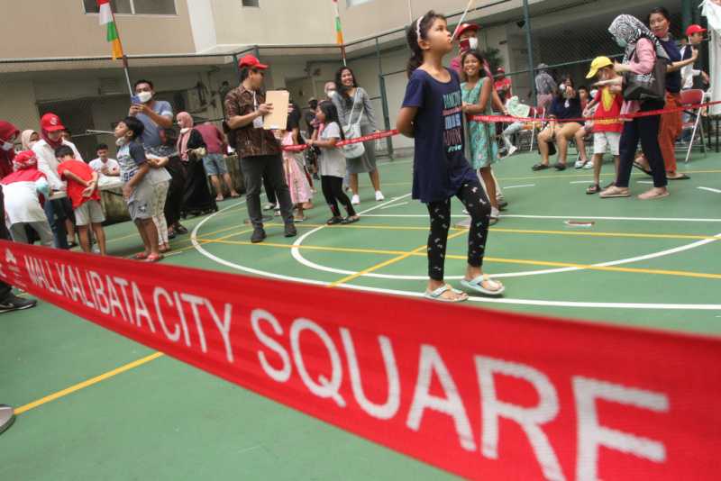 Penghuni Apartemen Kalibata City ikuti lomba HUT ke-77 RI