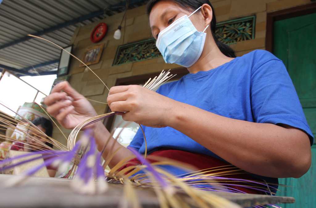 Pengrajin anyaman Bambu di Bali