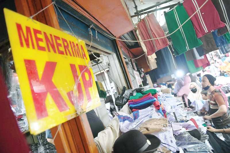 PENJUALAN BAJU SERAGAM NAIK 30 PERSEN