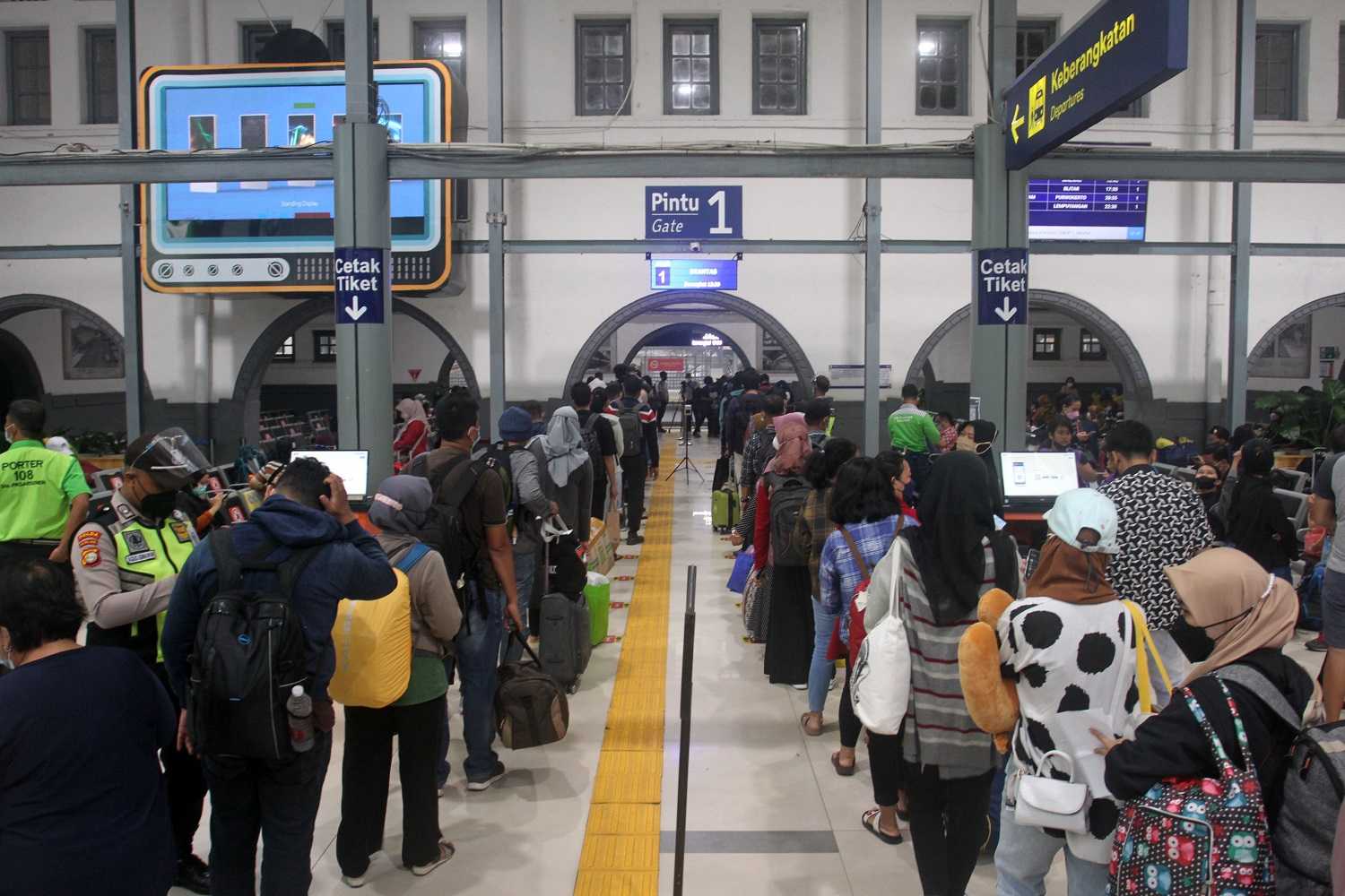 PENUMPANG MENINGKAT MENJELANG NATAL