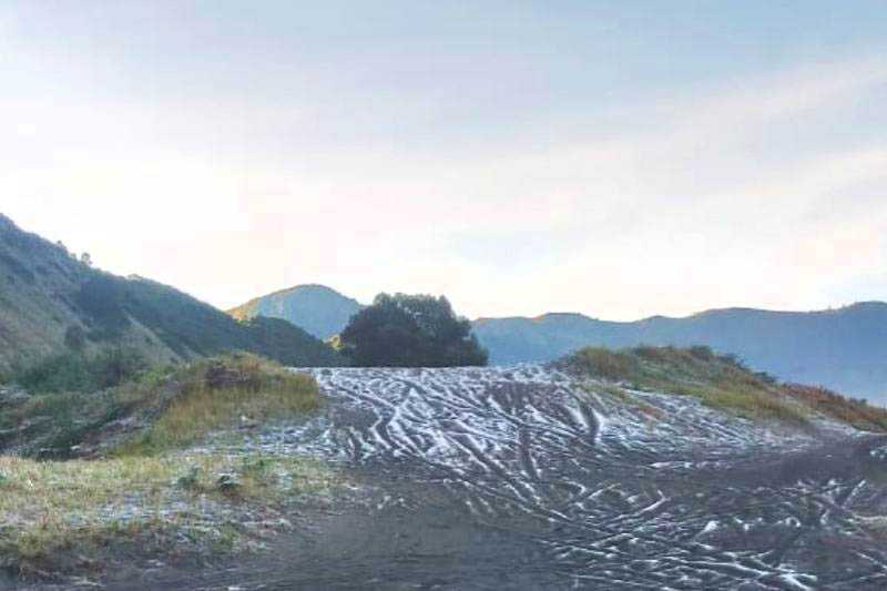 Penurunan Suhu Ekstrem di Bromo Sebabkan Munculnya Embun Es