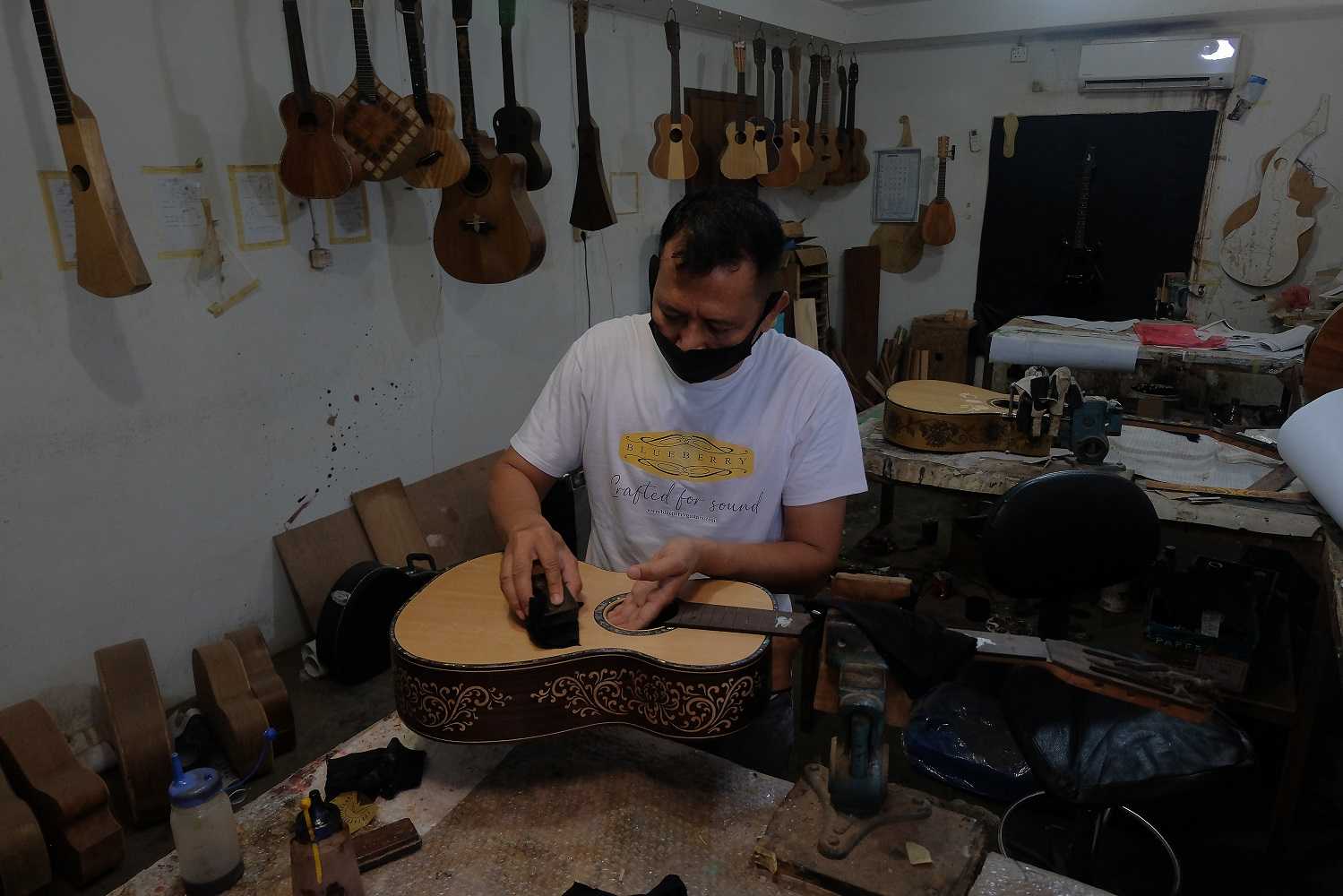 Perajin Gitar Ukir
