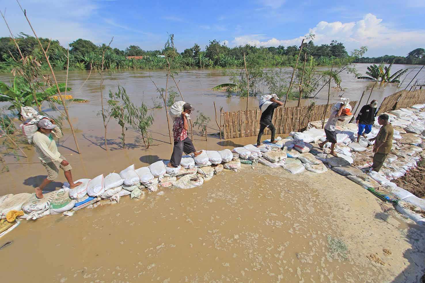 Perbaiki Tanggul Sungai Cimanuk