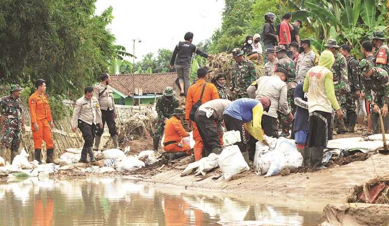 PERBAIKI TANGGUL SUNGAI YANG JEBOL