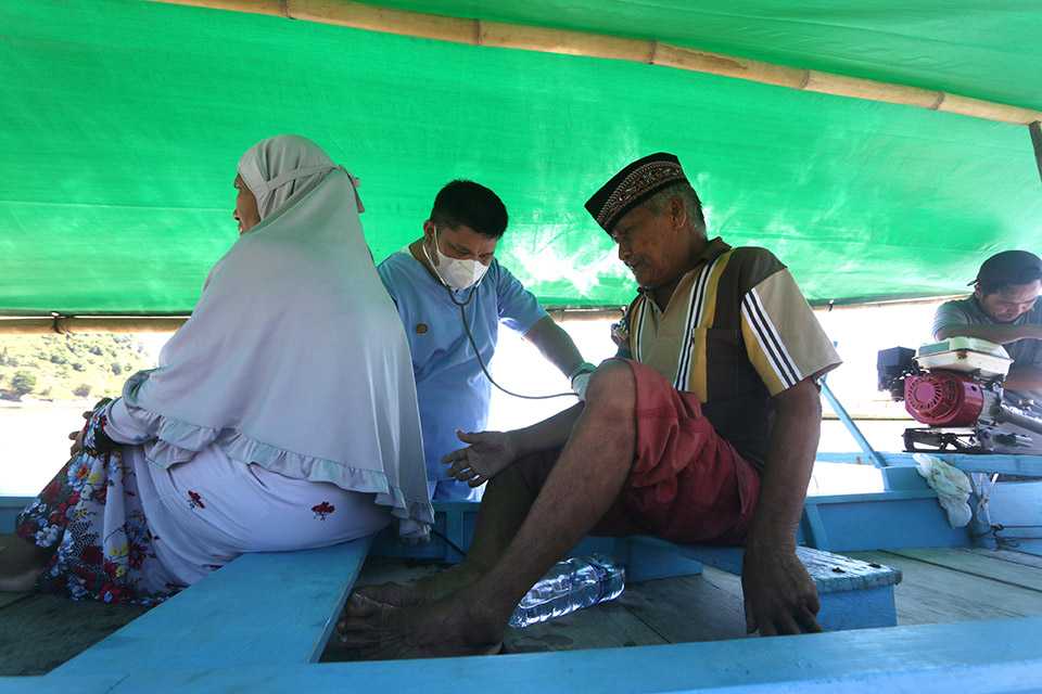 Periksa Kesehatan Warga di Atas Perahu