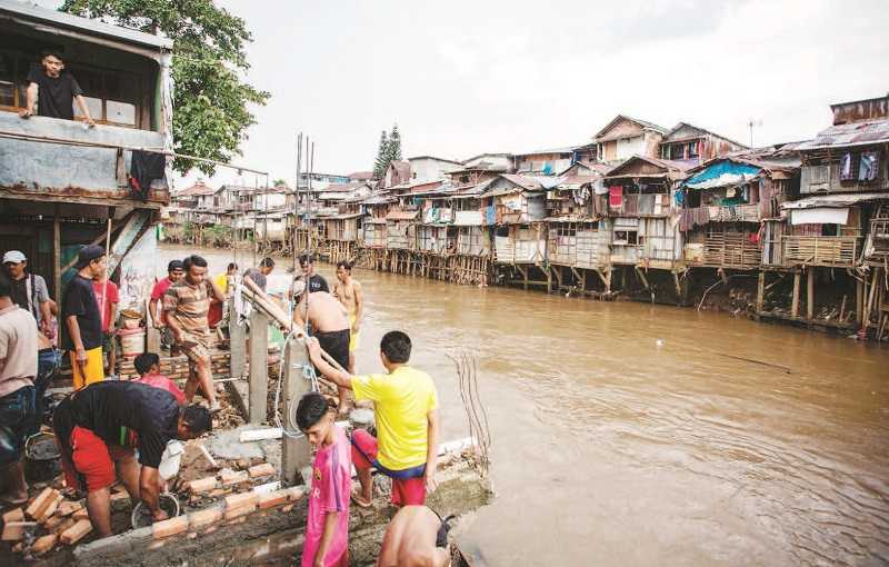 PERMUKIMAN DI BANTARAN SUNGAI CILIWUNG