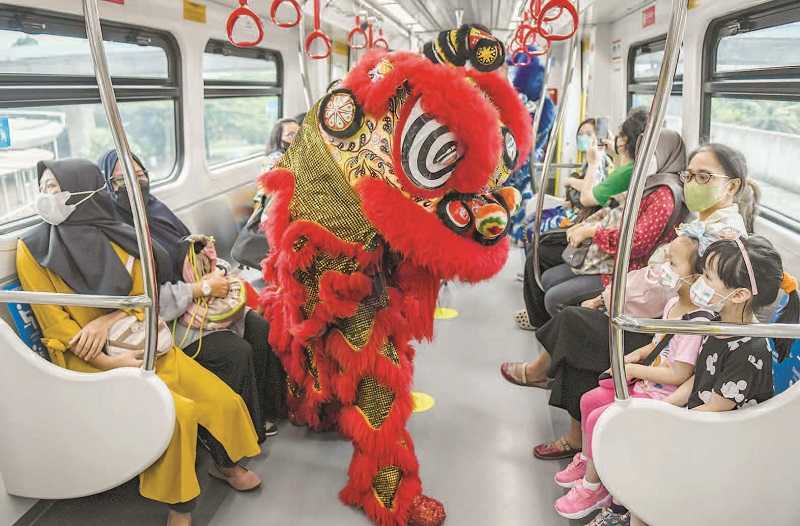 PERTUNJUKAN BARONGSAI DALAM LRT