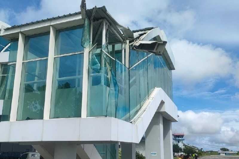 Pesawat Lion Air Tabrak Atap Garbarata Bandara Mopah Merauke