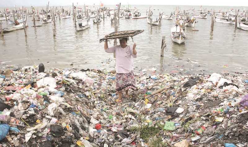 PESISIR PANTAI TERCEMAR SAMPAH