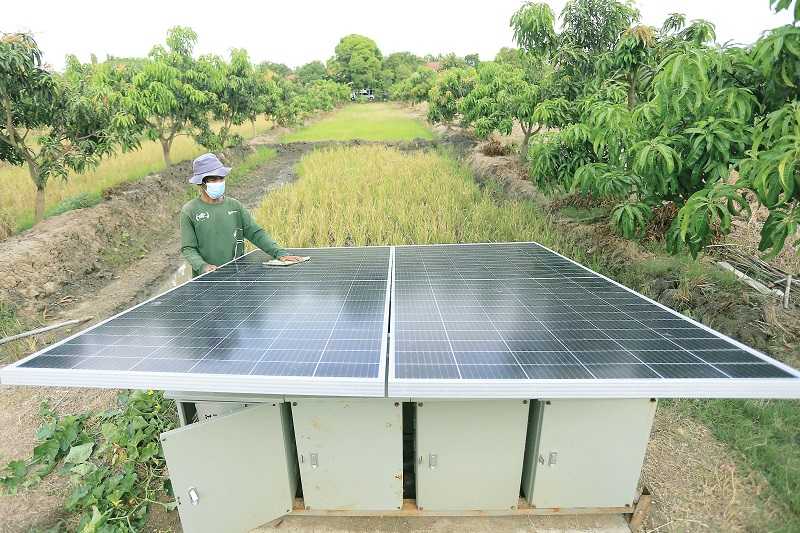 PETANI MANFAATKAN TENAGA SURYA