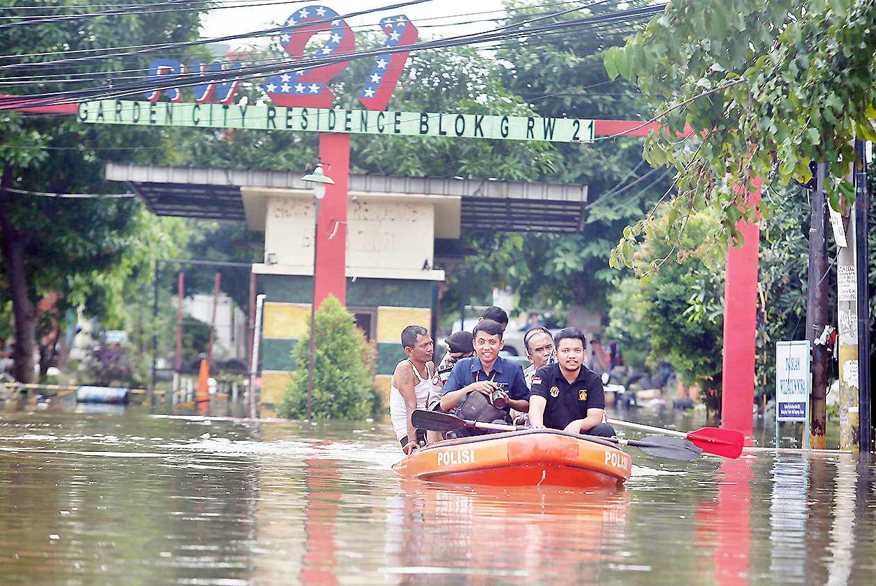 Petugas Evakuasi Warga Terdampak Banjir