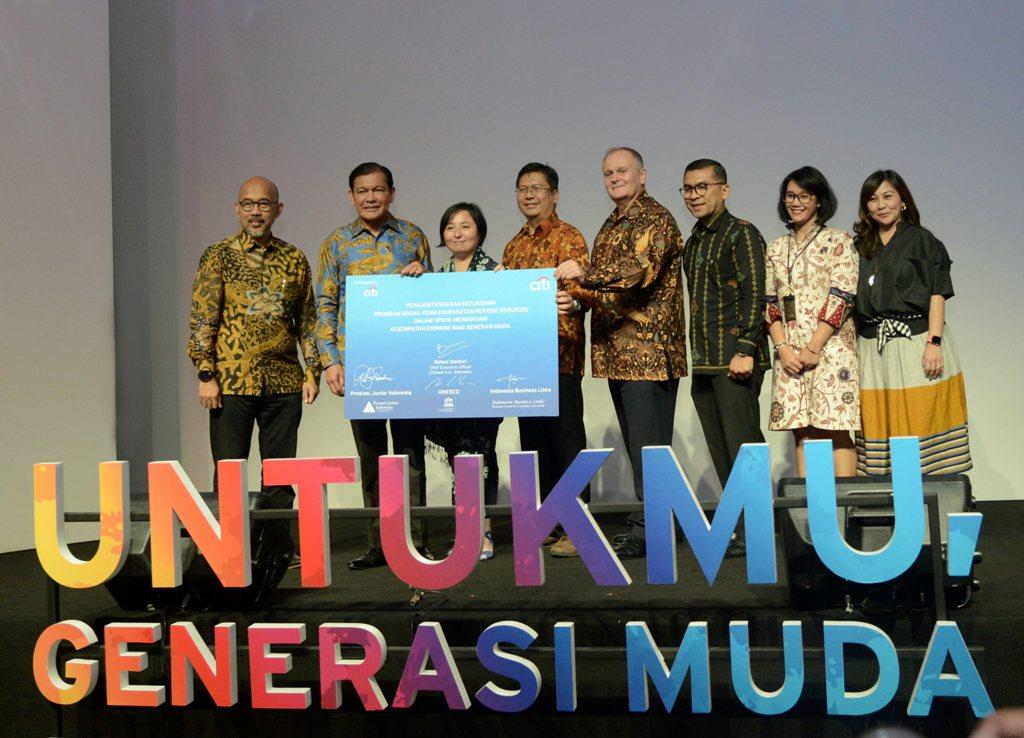 Serahkan Dana Hibah