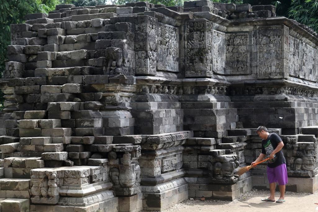 Bersihkan Candi