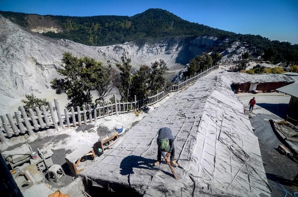 BERSIHKAN DEBU TANGKUBAN PARAHU