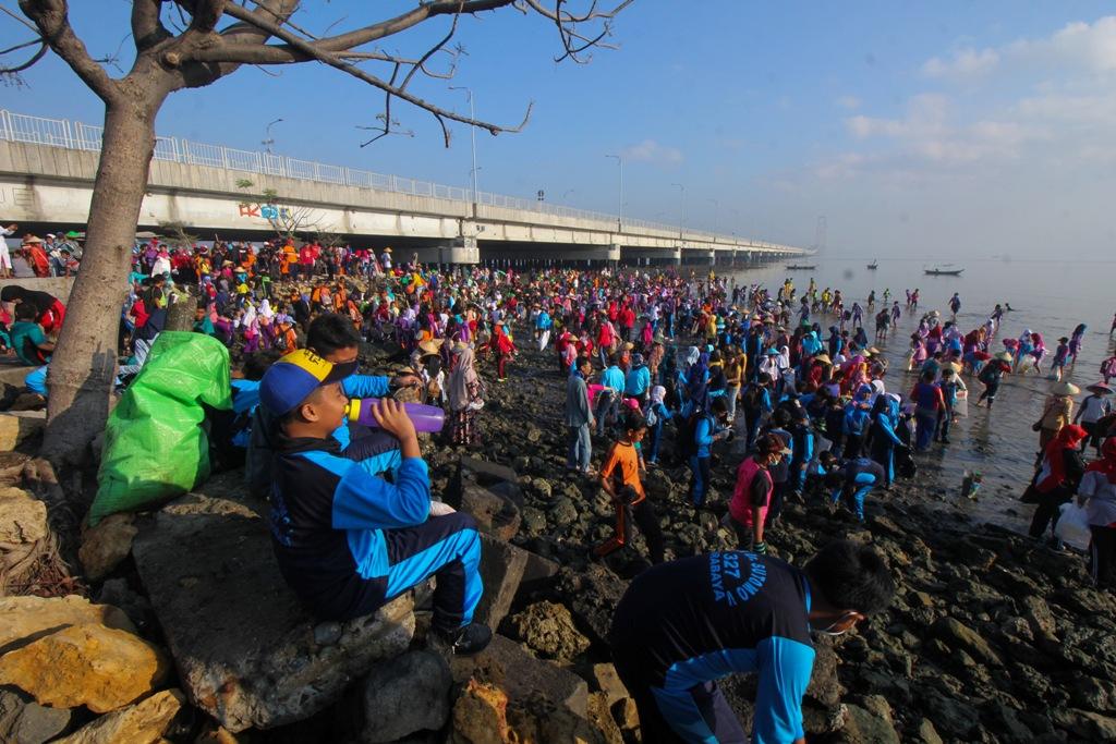 Bersih-bersih Pantai