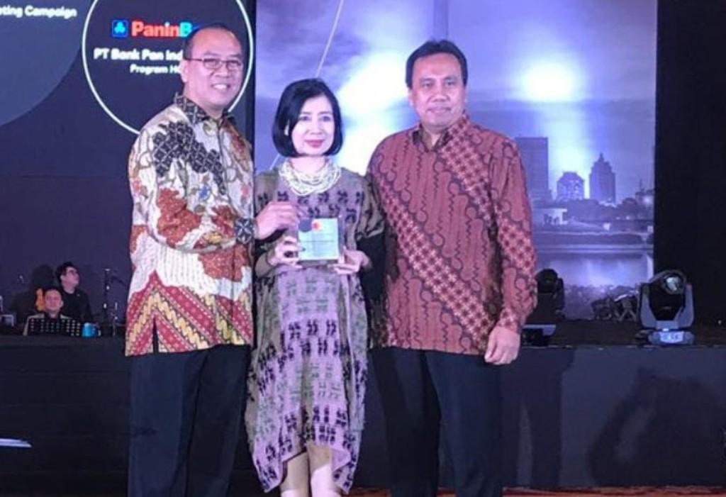 Serahkan Penghargaan