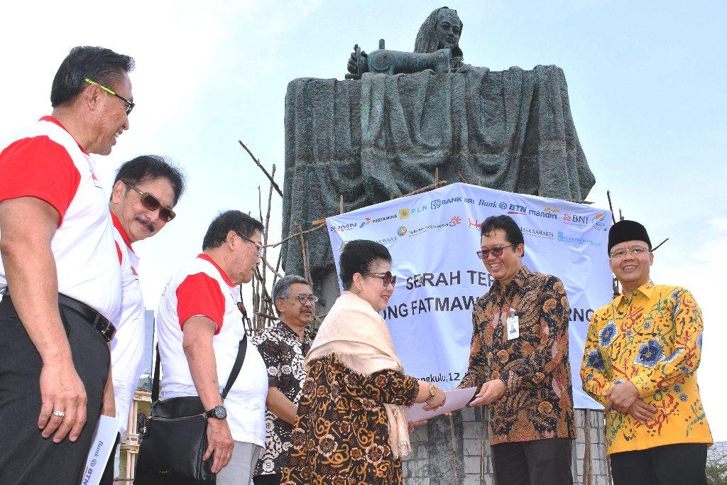 Serahkan Patung Fatmawati