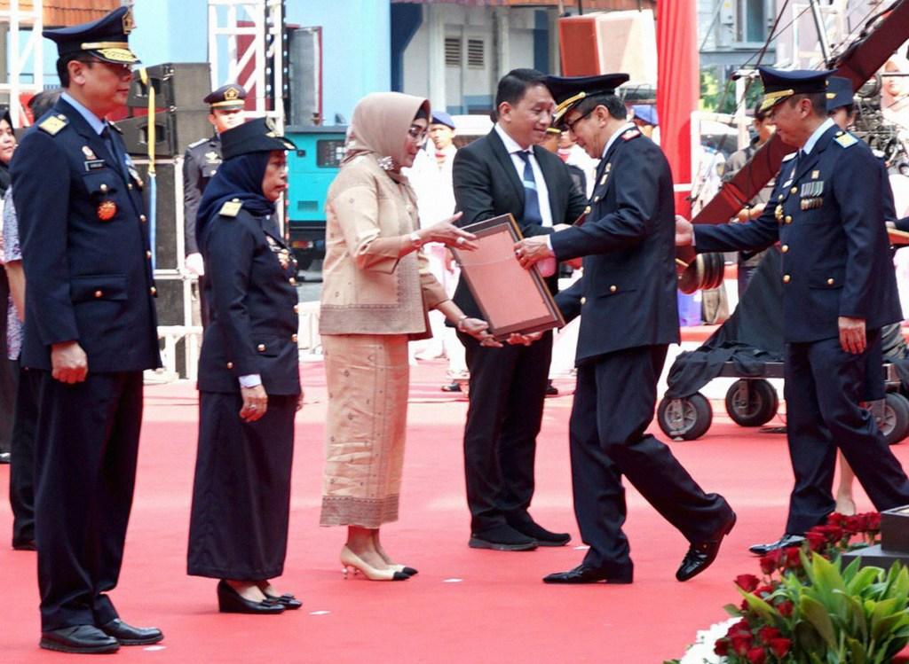 Serahkan Penghargaan