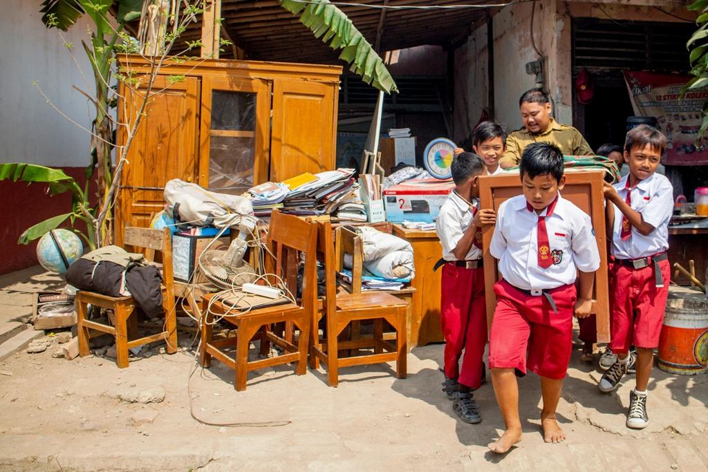 BENAHI SEKOLAH AMBRUK