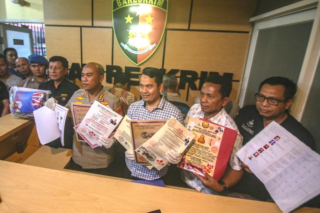 Tunjukkan Barang Bukti
